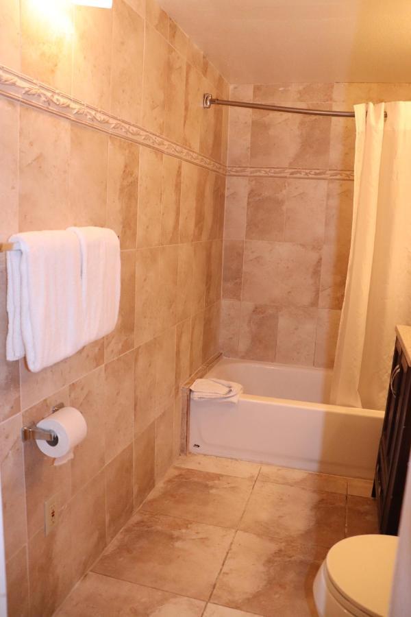 On Hollywood Beach - Affordable Two Bedrooms Sleeps 6 With Two Bathrooms Dania Beach Kültér fotó